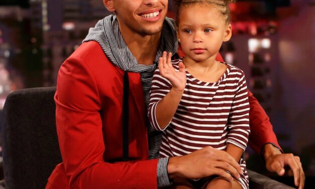 How Steph Curry really acts on the sidelines of his kids’ sports games