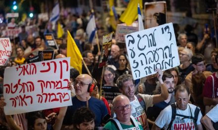 Hundreds of protest -Likud events, minister submitted a complaint, the photographer pushed himself onto the ground