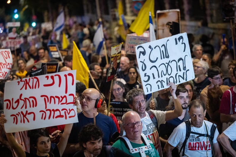 Hundreds of protest -Likud events, minister submitted a complaint, the photographer pushed himself onto the ground