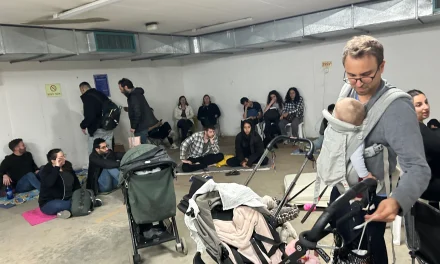 “We’ll meet again”: At the “pajama party” in a bomb shelter in the north of Tel Aviv