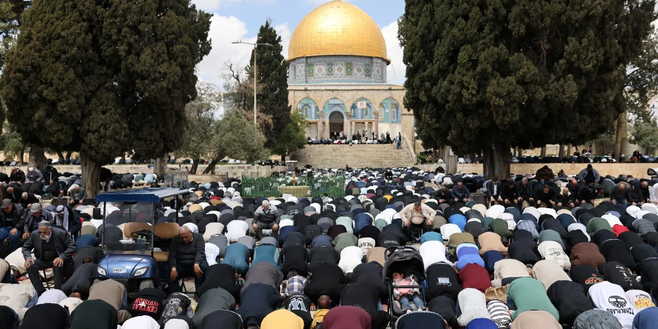 Over 100,000 Muslim worshipers in Al-Aqsa during the first Friday prayer after the reopening of the holy sites in Jerusalem